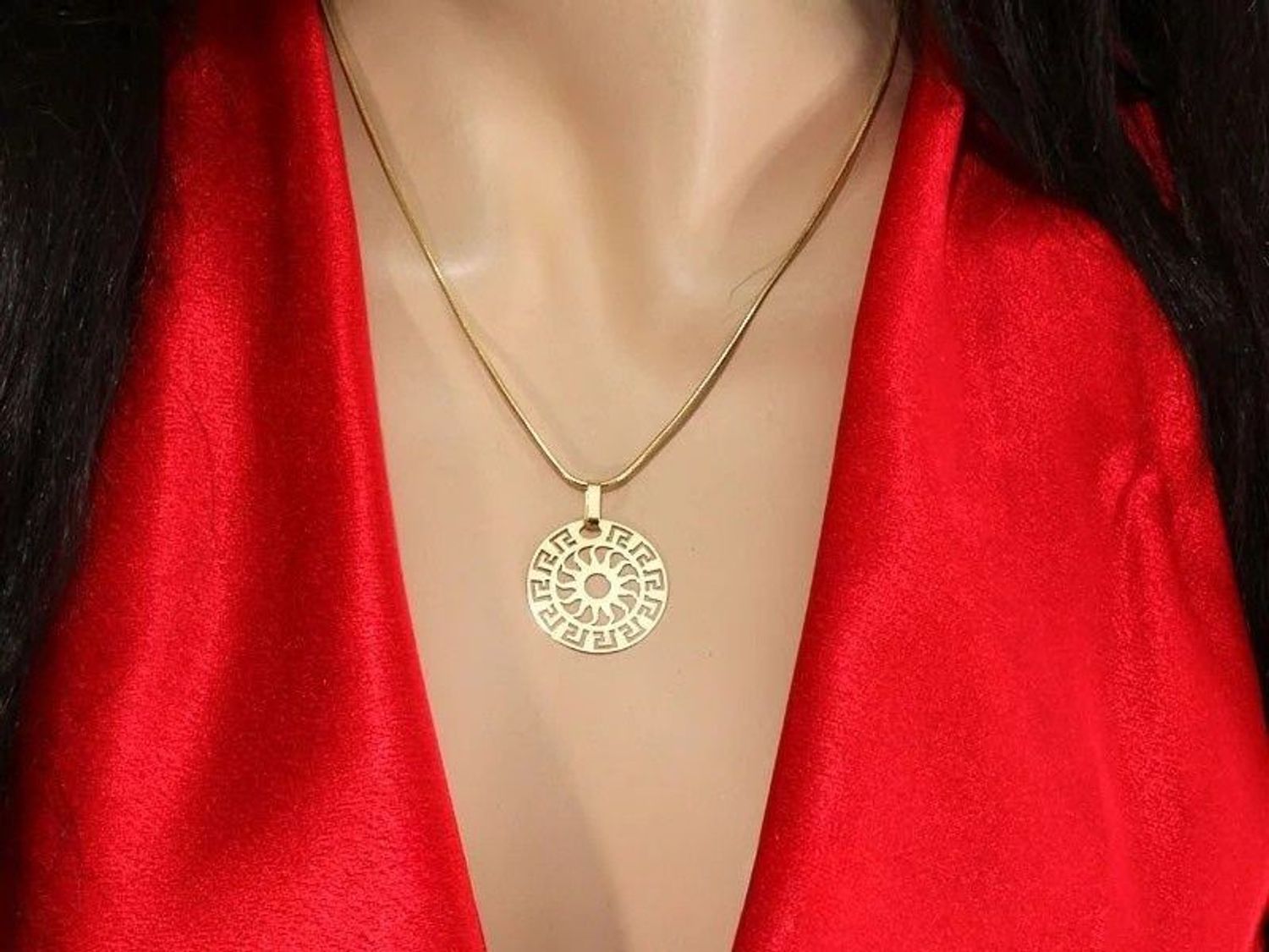 Modna złota zawieszka damska próby 585 z ażurowym greckim wzorem. Okrągły wisiorek bez kamieni, idealny na prezent i do noszenia na łańcuszku.1.jpg